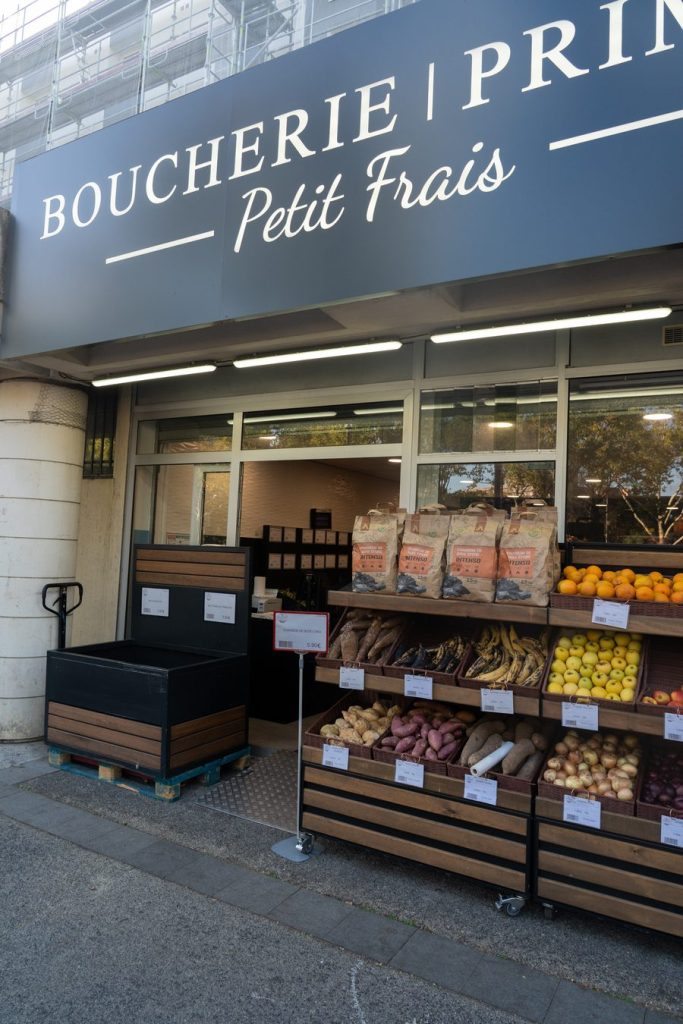 Devanture de la boucherie halal Petit Frais, certifiée ACHAHADA, allée de l'Orme à Martin à Évry-Courcouronnes
